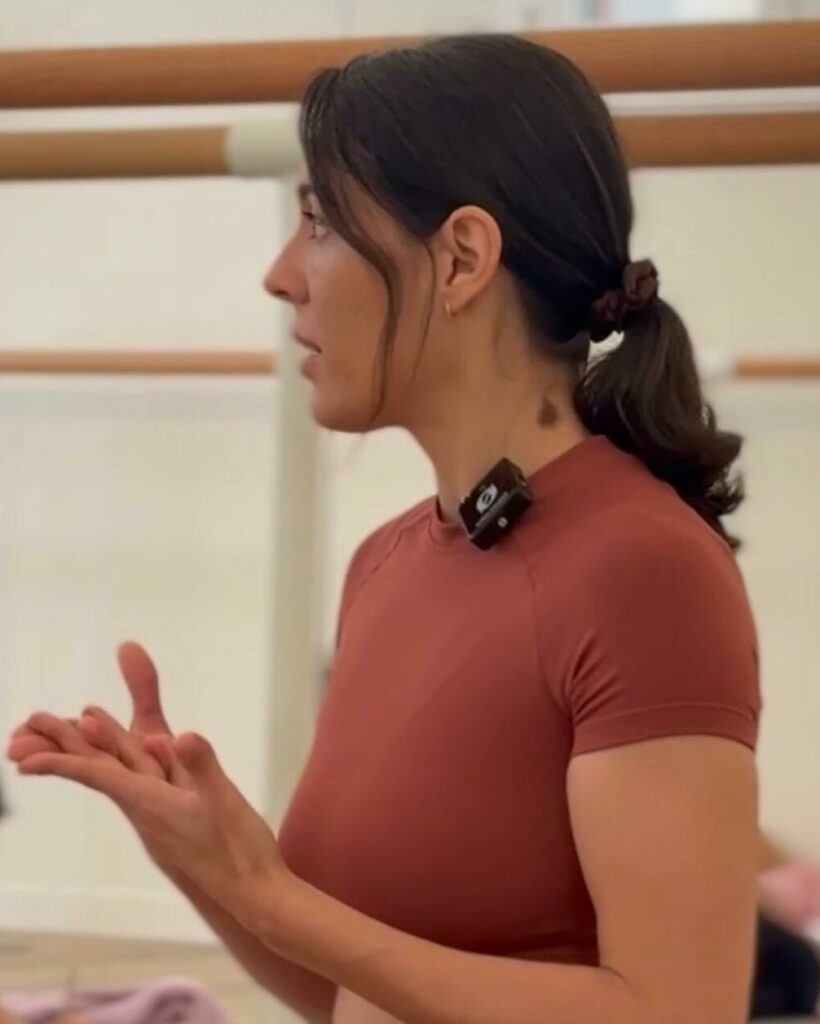 Ana Estela explicando el método SHE Barre junto a la barra